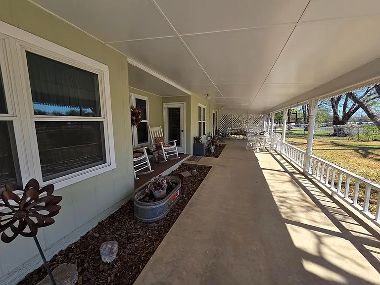 1006 E Highway St — Photo 3