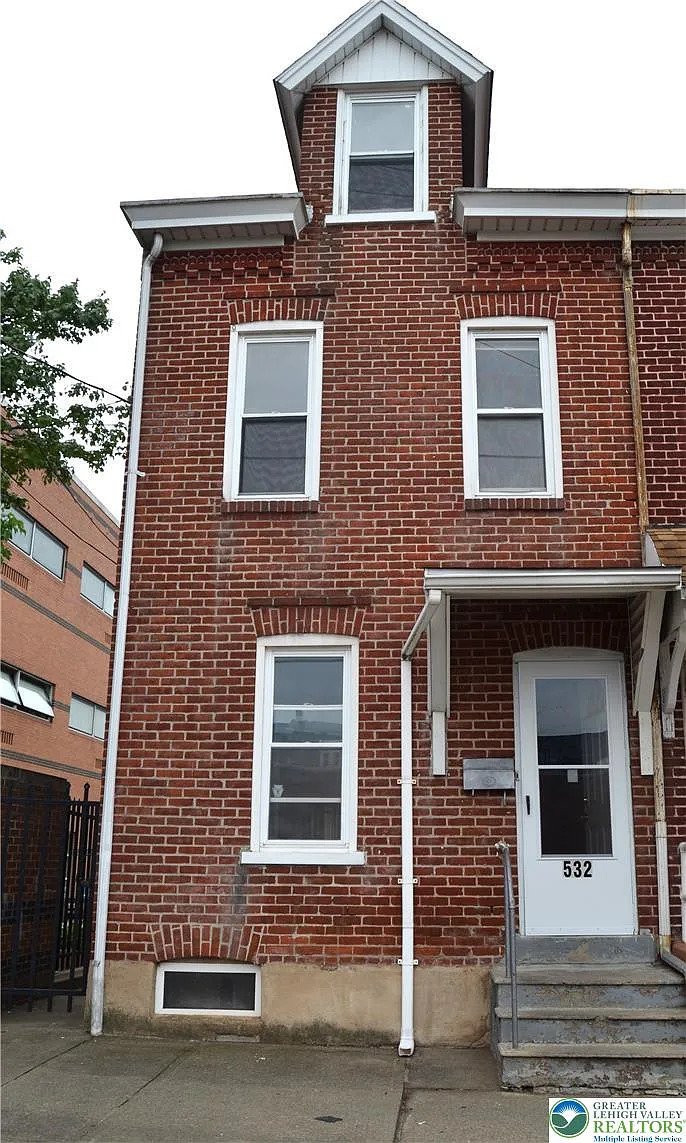 3 bed, 2.0 bath, 1253 sqft, $1,900 — Photo 1