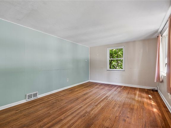 2nd image of 3210 Thornwood Dr