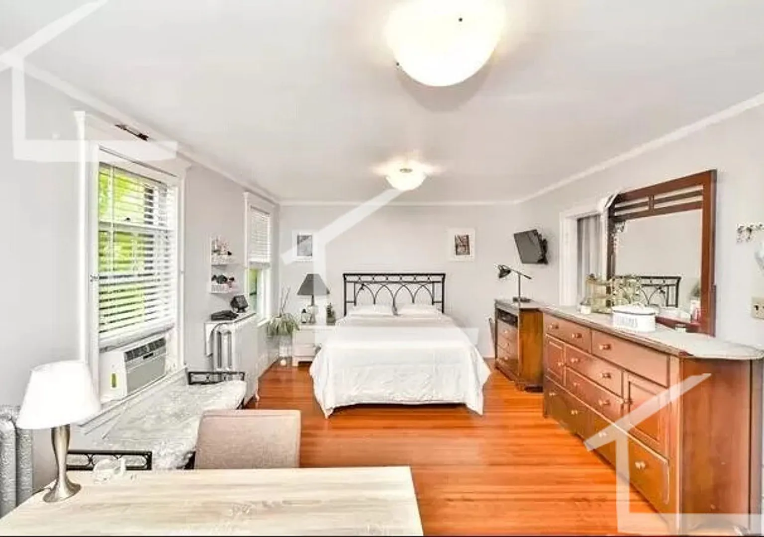 Large 4 bed in Brookline — Photo 2