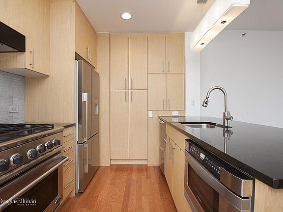 4th image of 5-49 Borden Ave #J4