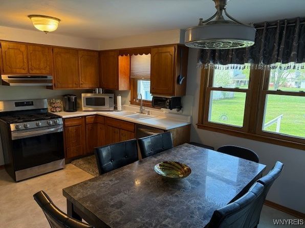 30 Joanie Ln, Amherst, NY 14228