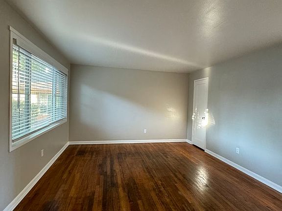 2nd image of 458-464 Glen View Ct #460