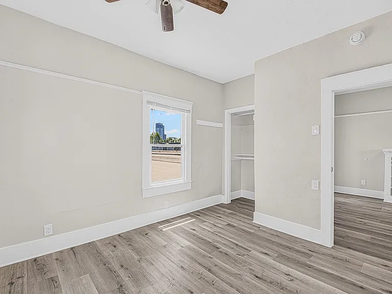 1049 E 5th Street — Photo 22