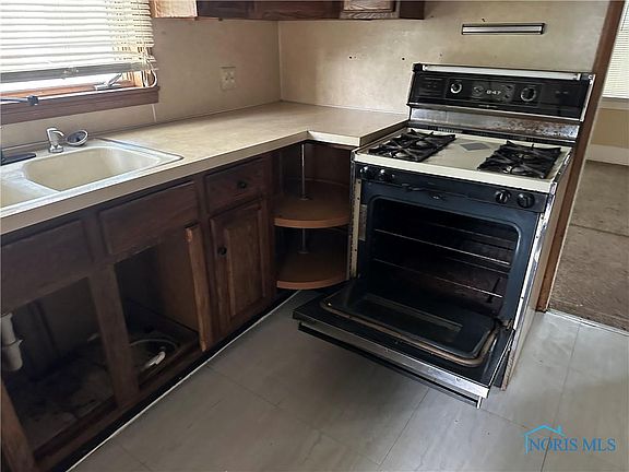 4th image of 1623 W Central Ave