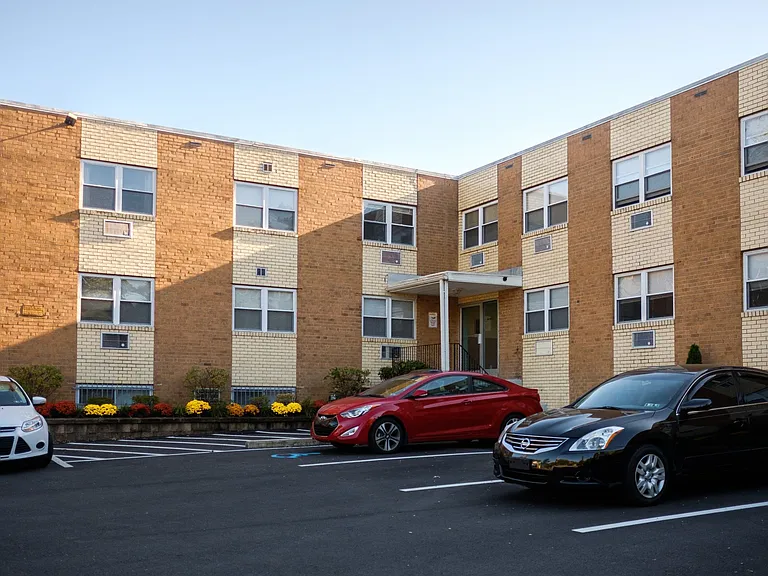 West Walnut Lane Apartments — Photo 1