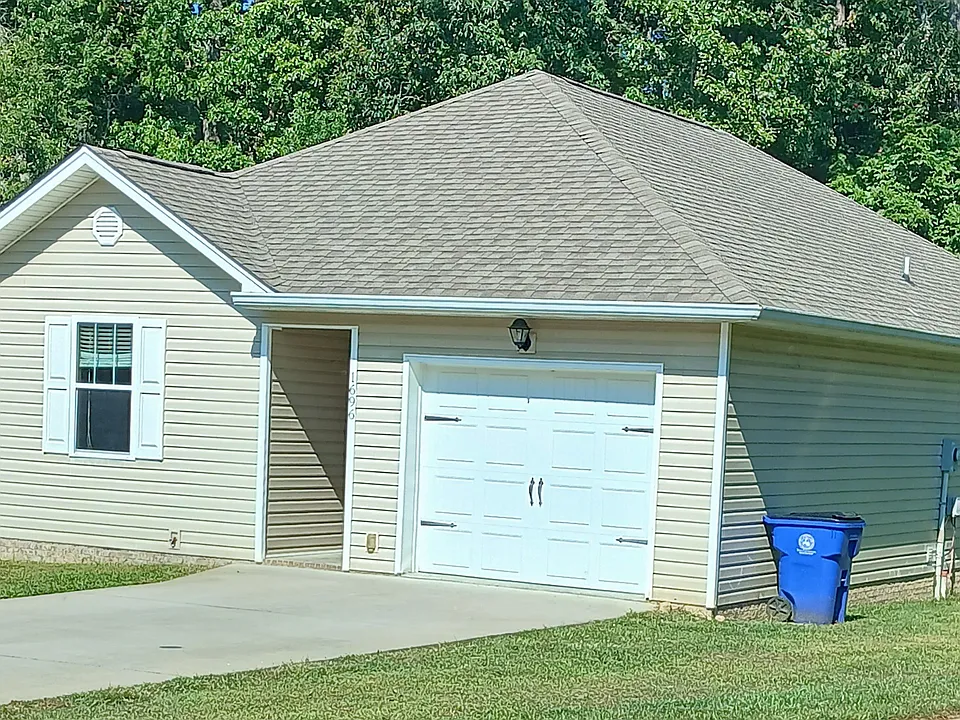 1696 Southern Heights Cir SE