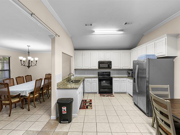 5th image of 1121 Sam Houston Dr