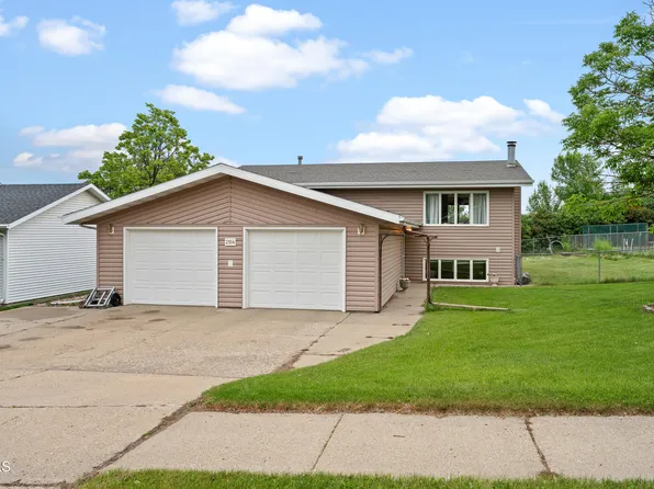 2104 12th Ave SE, Mandan, ND 58554
