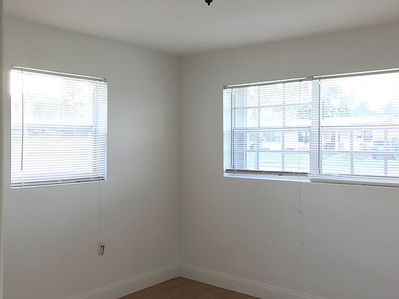 3rd image of 835 NW 199th St