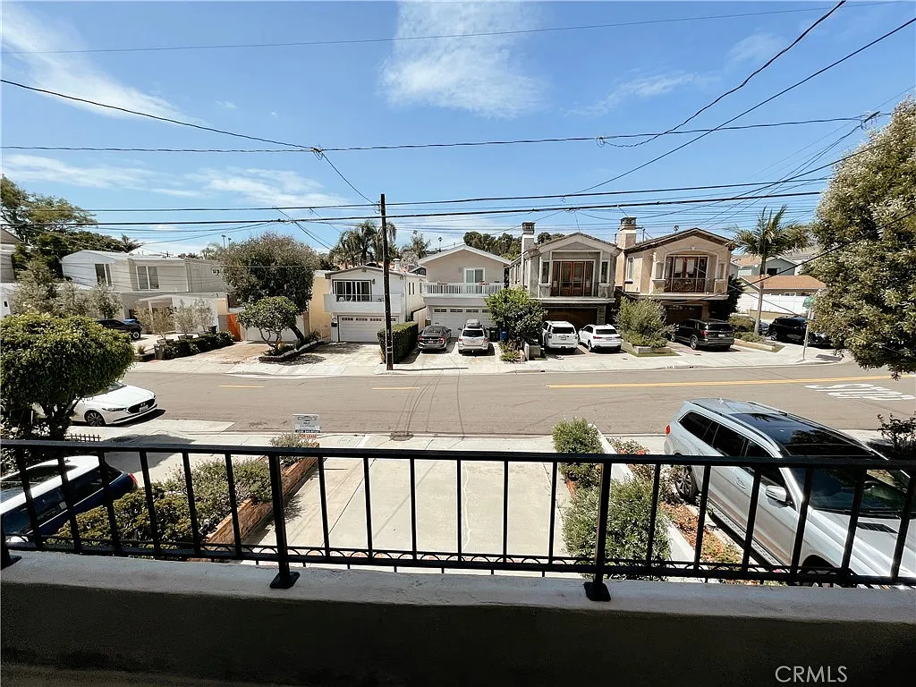 3 bed, 1351 sqft, $5,950 — Photo 2
