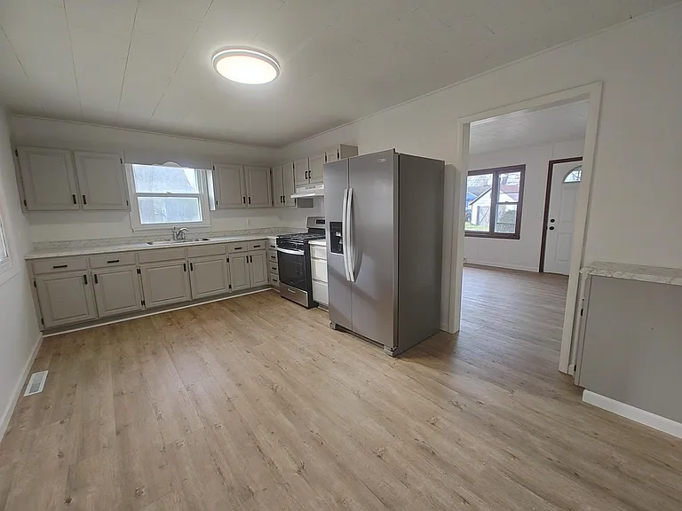 308 E Delaware St — Photo 3