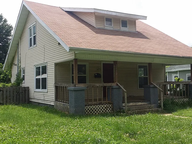 2012 W Webster St — Photo 1