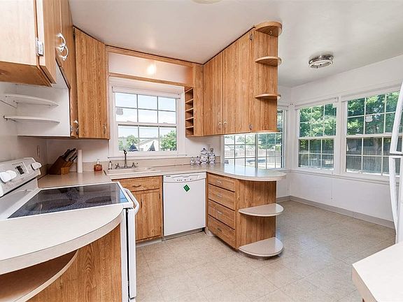 4th image of 3905 W Hood Ave