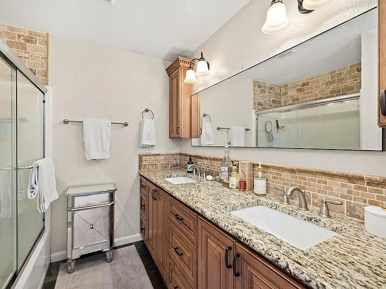 725 Peacock St — Photo 12