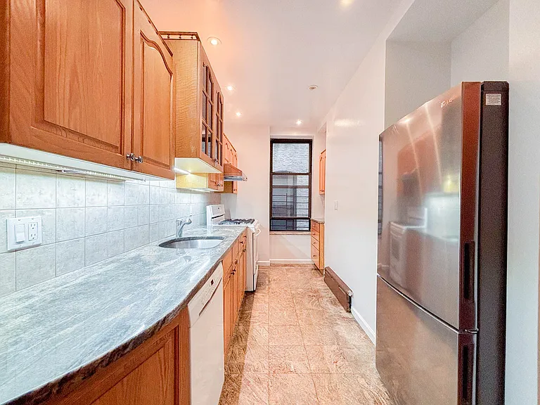 461 3rd St #2L — Photo 8