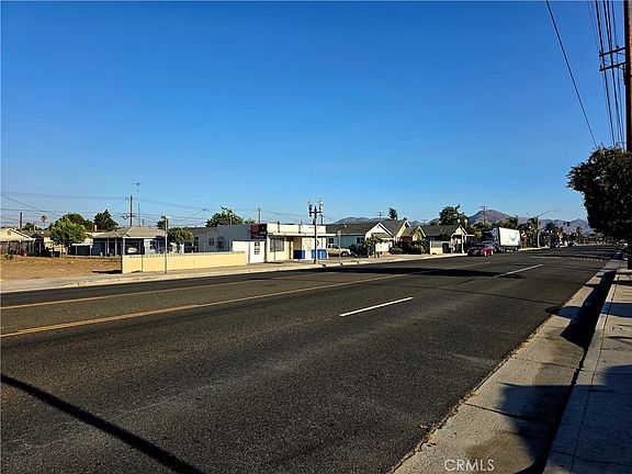 3rd image of 1338 N Mount Vernon Avenue