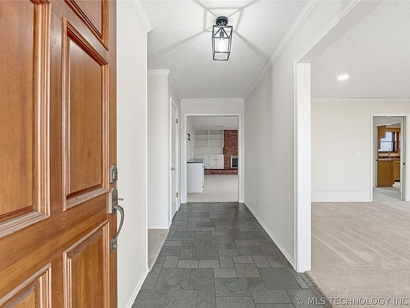 3rd image of 1037 Meadow Dr