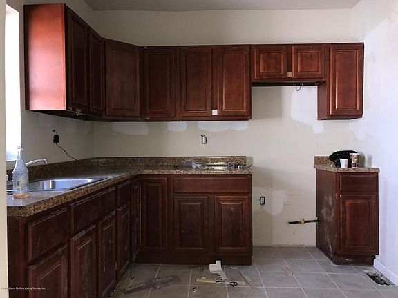 4th image of 597 Van Duzer St