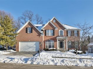 2462 Forest Oaks Dr, Dayton, OH 45431