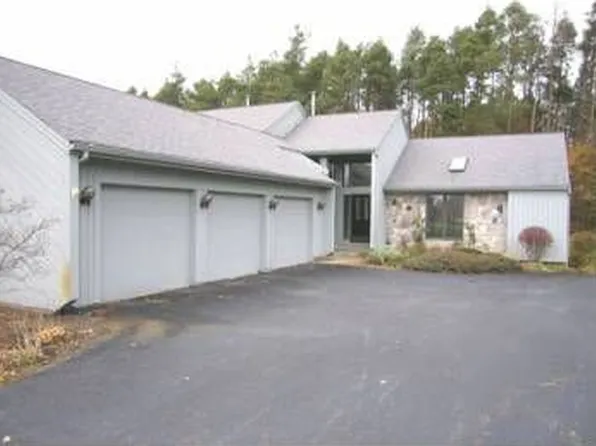 4921 N Quail Crest Dr SE, Grand Rapids, MI 49546