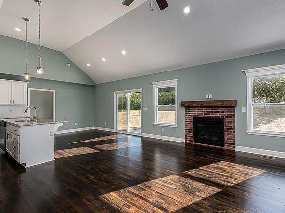 3rd image of 635 Oakwood Ln