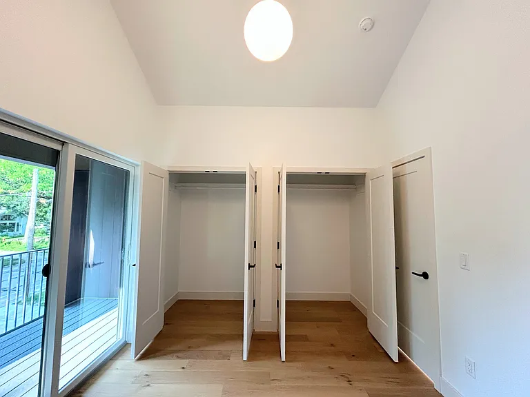 1003 E Washington St — Photo 33
