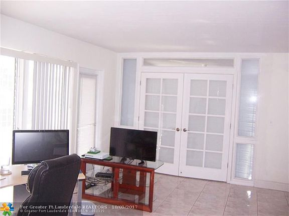 3rd image of 1001 SE 14th Pl APT 2D