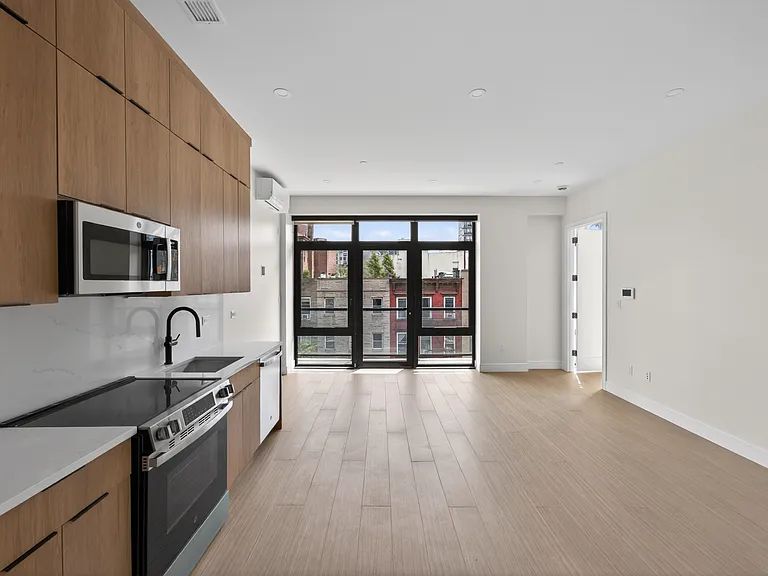 4918 Vernon Blvd #4A — Photo 1