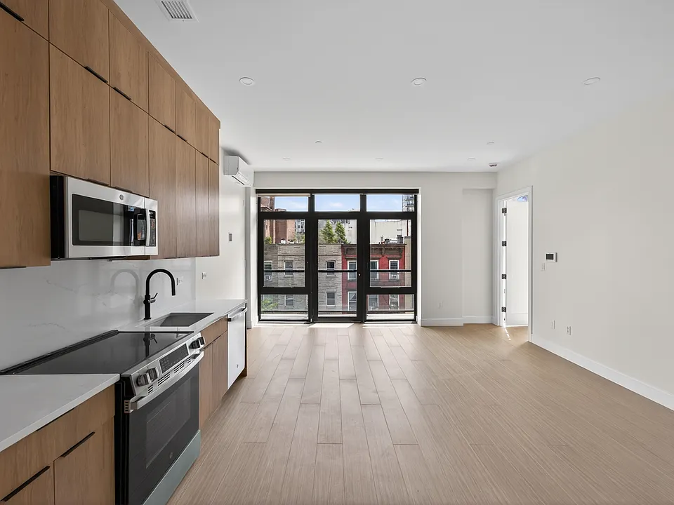 4918 Vernon Blvd #4A