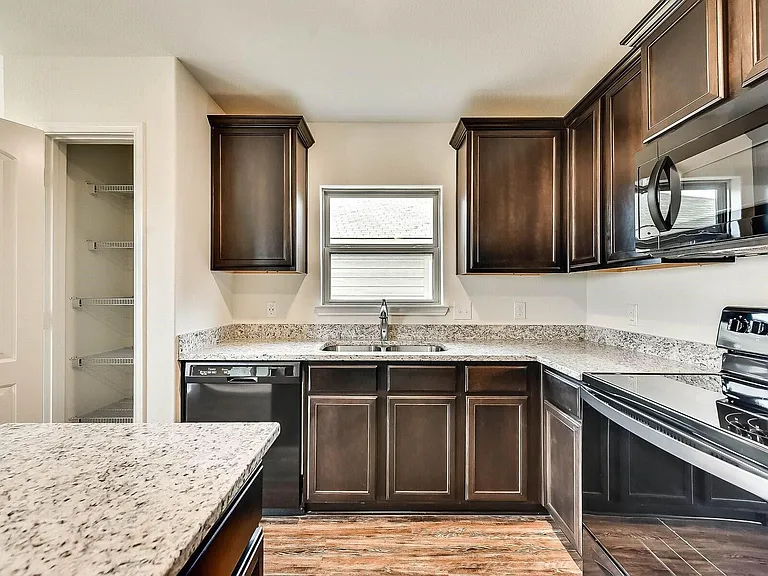 207 Liberty Ln — Photo 3