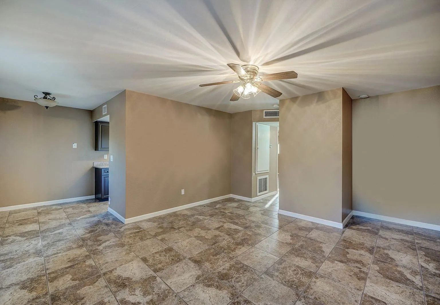 2 bed, 1.0 bath, 810 sqft, $1,200 — Photo 2