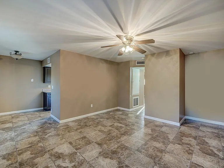 3301 W Loma Ln #4 — Photo 2