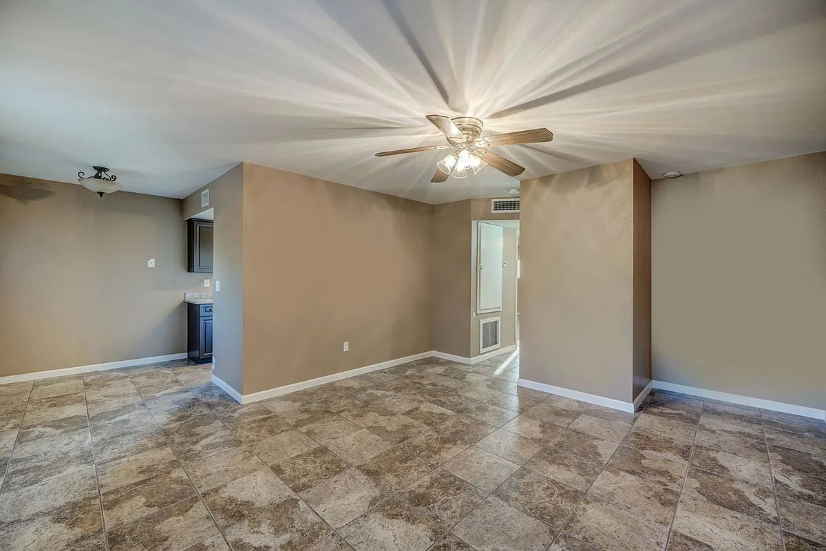 Building Photo - 3301 W Loma Ln #4
