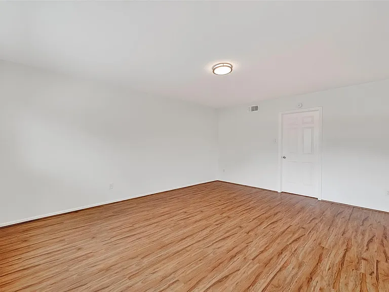 500 N Post Oak Ln — Photo 32