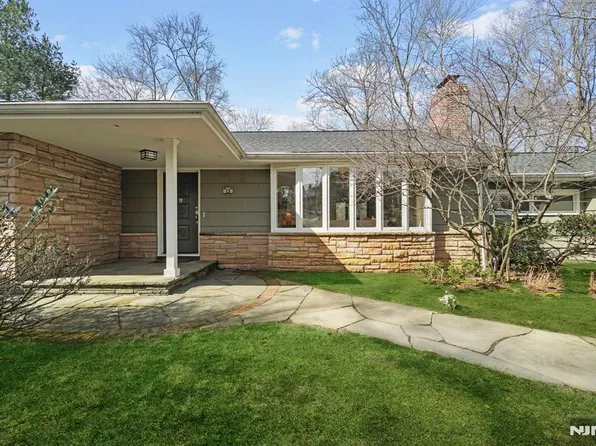 13 Orchard Dr, Upper Saddle River, NJ 07458