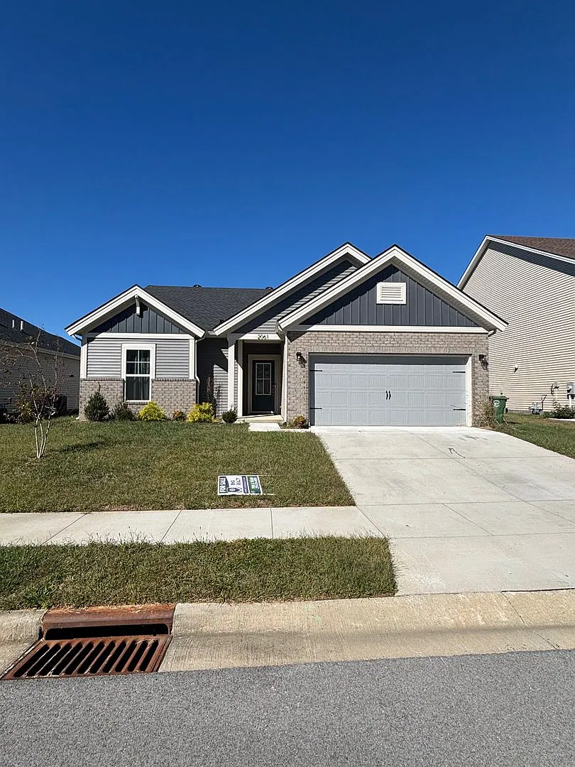 3 bed 2 bath Large Yard — Photo 1