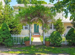 12 Oak St, Bayville, NY 11709