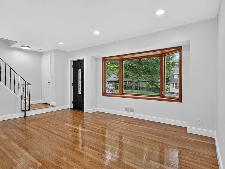670 John St — Photo 3