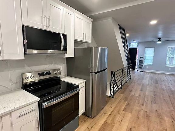 3rd image of 2039 Sigel St