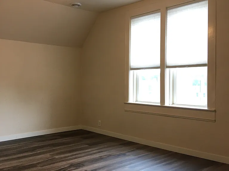 106 1st Ave NE #1/2 — Photo 5