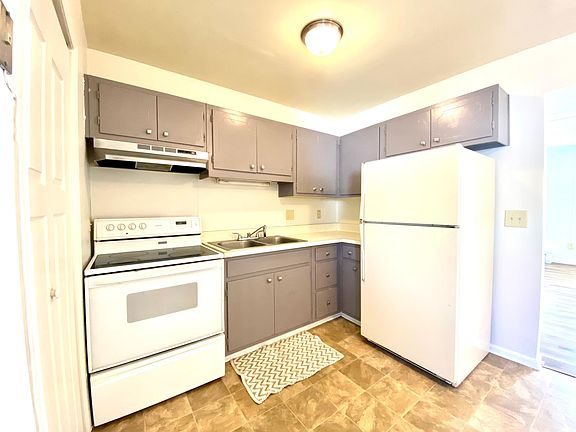 5th image of 3125 Roundhill Ave NW