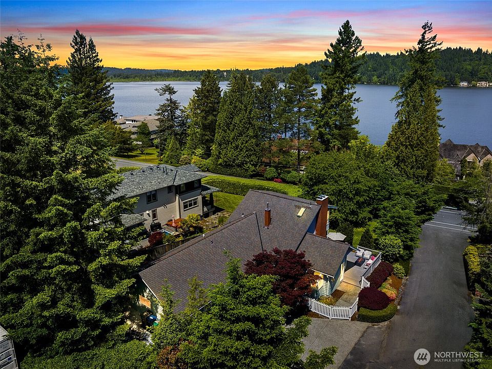 Gorgeous turnkey home with updates throughout and Lake Sammamish views.>