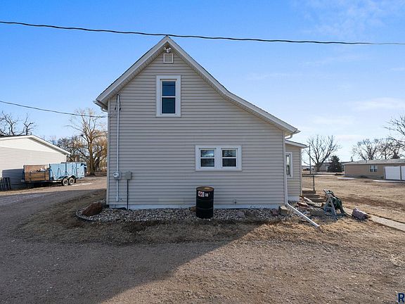 4th image of 305 S Louise Ave