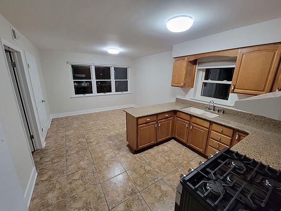 2nd image of 1215 Balmoral Ave