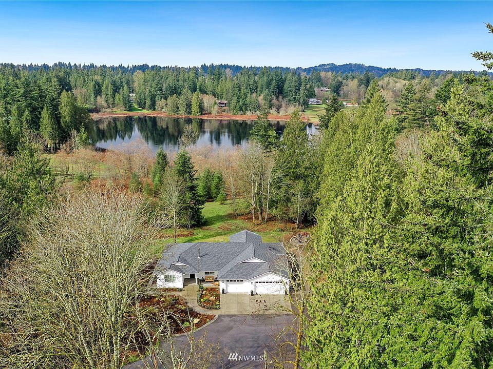 Elegant farmhouse in Lake Francis!