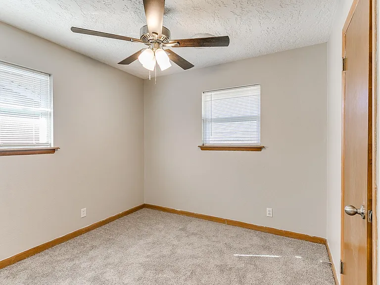 214 Thompson Dr — Photo 13