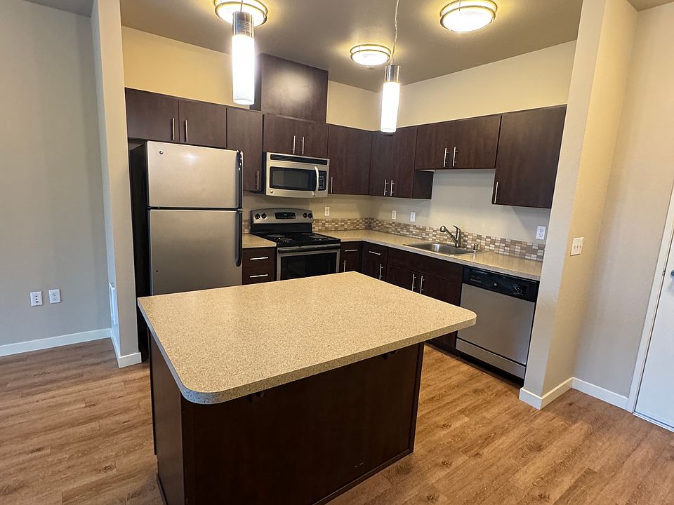 1st image of 975 NE Discovery Dr Unit 305