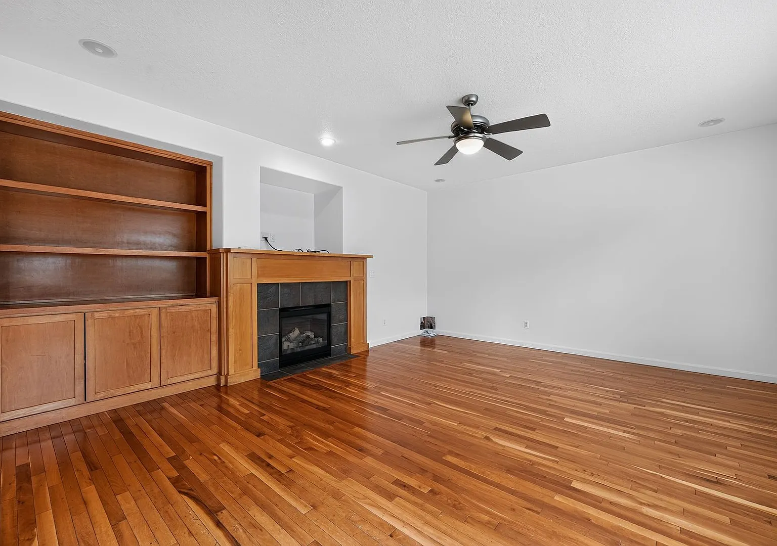 $500 off 1st month's rent with lease signed by 9/15. — Photo 4