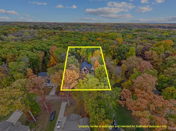 4648 Oak Ln, Whitmore Lake, MI 48189